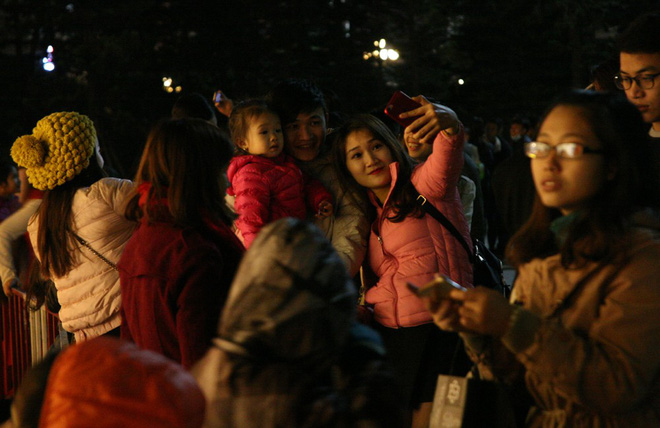 Hà Nội rét căm căm, hàng nghìn người dân vẫn ùn ùn kéo đến TTTM trong đêm check in trước lễ Giáng sinh